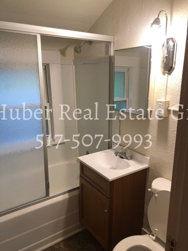 Building Photo - 1443.5 Roselawn Ave