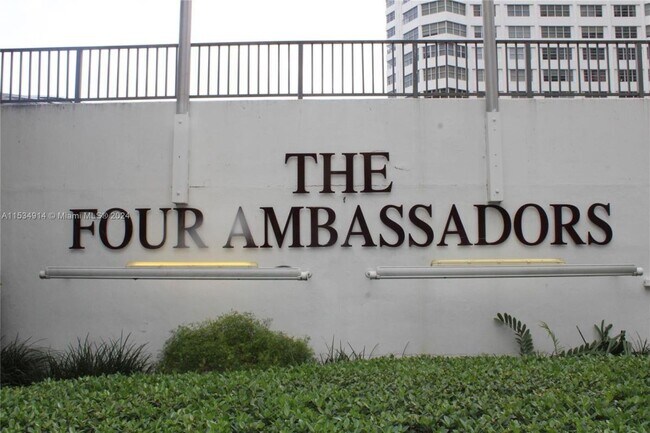 Foto del edificio - 825 Brickell Bay Dr