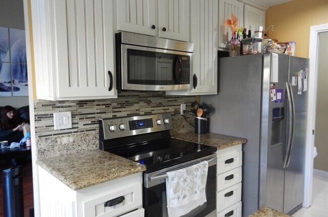 Foto del edificio - Two-Story 3 Bed, 2 Bath Townhome with Garage