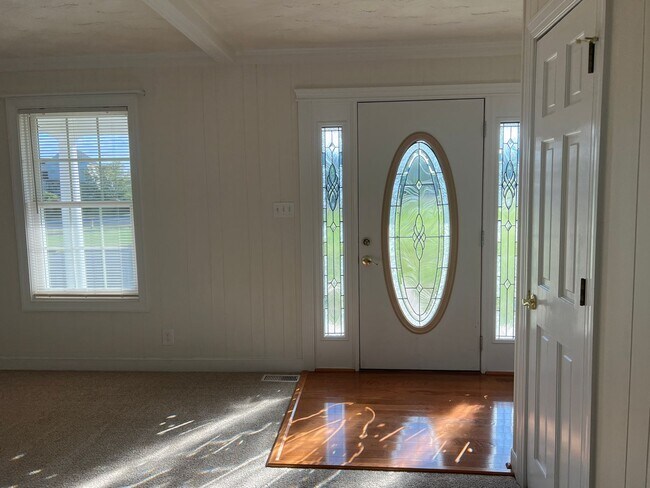 Building Photo - Close to everything! Rambler with fully fi...