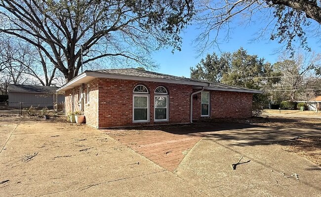 Foto del edificio - 341 N Burbank Dr