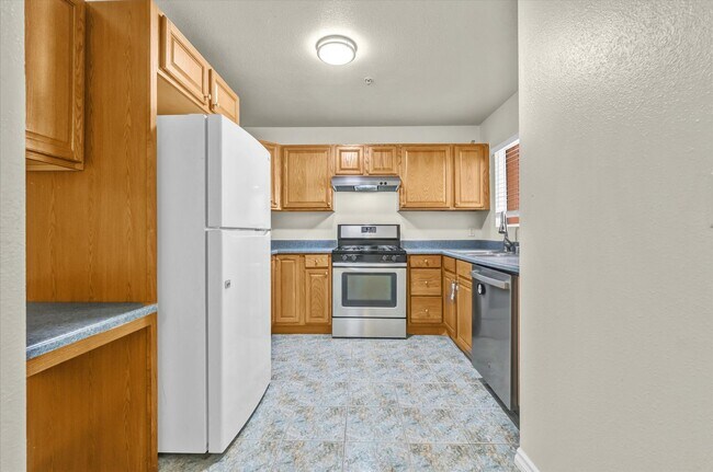 Building Photo - Quiet Gated Condo walkable to El Camino College