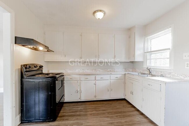Building Photo - Move In on or Before August 31st to Receiv...