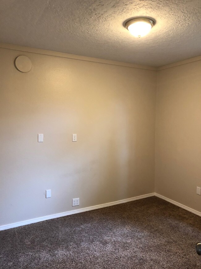 Building Photo - 1825 Siskiyou Blvd