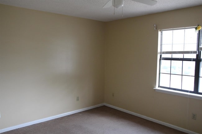 Building Photo - 2703 Doncaster Dr