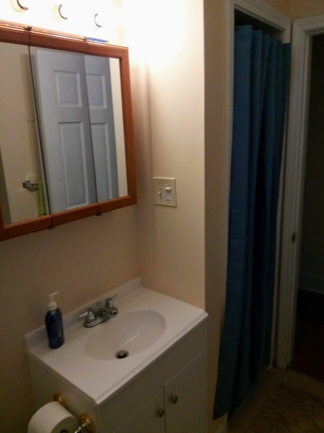 Building Photo - 2723 Memorial Dr SE