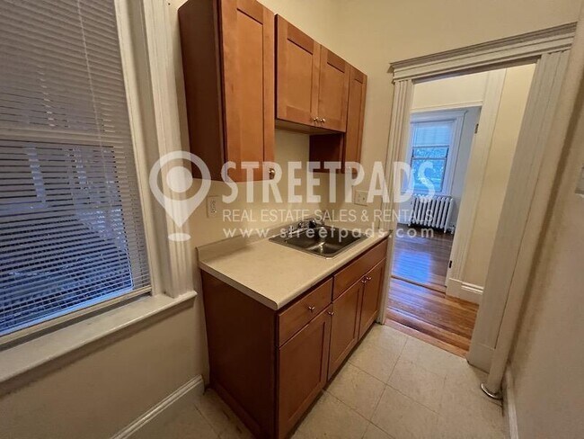 Building Photo - bedroom in Boston MA 02215