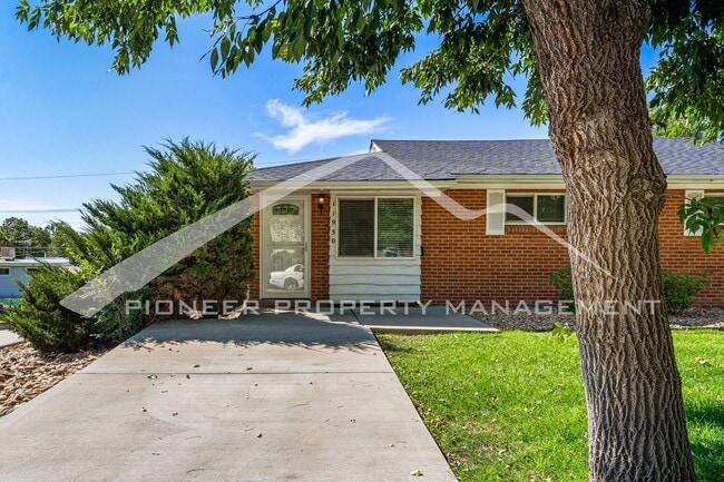 Charming Unit with Central AC, Washer/Dryer, And Water, Sewer, Electric/Gas, and Trash removal I... - Charming Unit with Central AC,  Washer/Dryer, And Water, Sewer, Electric/Gas, and Trash removal I... Townhome