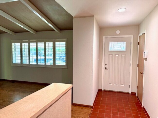 Building Photo - Beautifully updated single level home in N...
