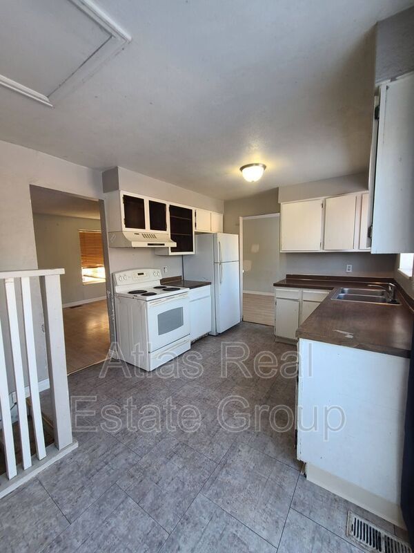 Building Photo - 9327 W Nova Ave