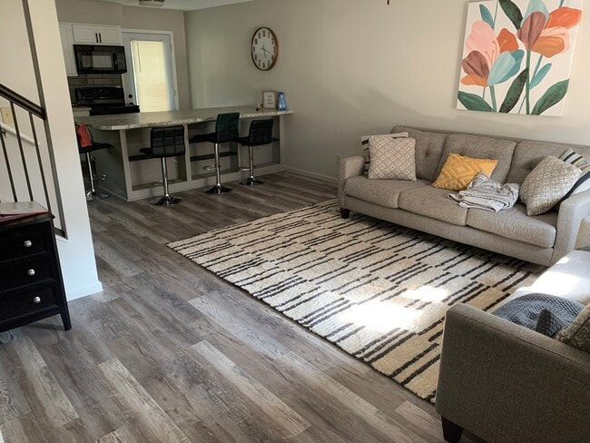 Building Photo - 710 Ridgewood Dr