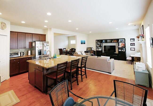Building Photo - 4 Bed 2.5 Bath in Kenmore for Rent!