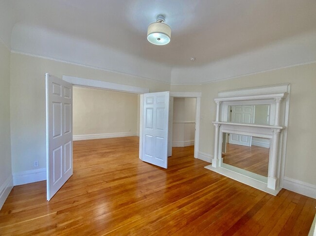 Foto del edificio - RENOVATED 2BR. Dishwasher! Laundry On-Site...