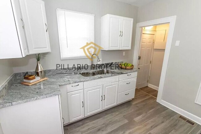 Foto del edificio - Just South of Fountain Square, Updated 2 Bedroom/1 Bathroom Cottage Available NOW!