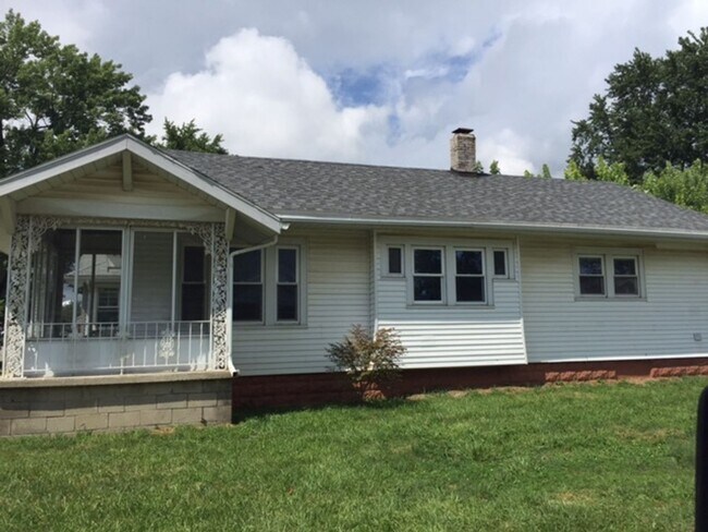 Building Photo - Corner Lot Home 3 Bedroom/ 1 Bathroom