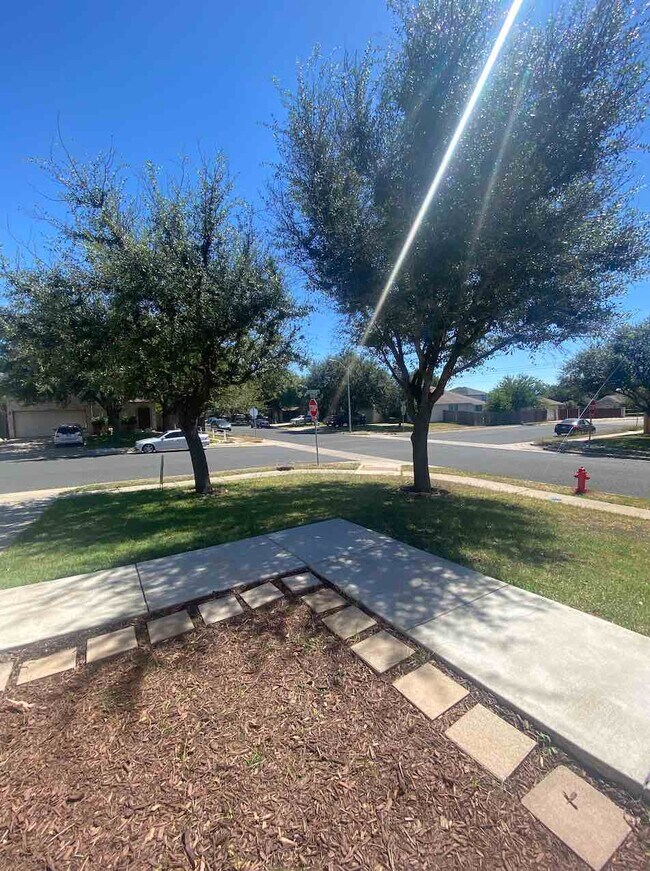 Foto del edificio - 1214 Champion Dr