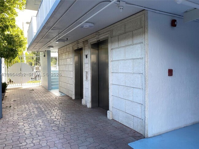 Building Photo - 2575 SW 27th St