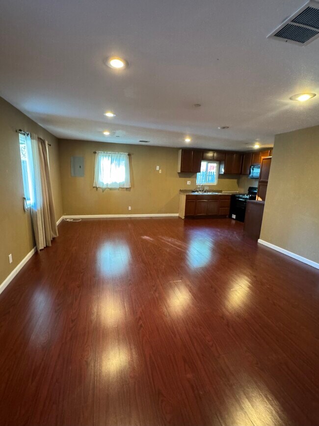 Foto del edificio - 18401 Arminta St