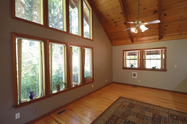Foto del edificio - Spacious 3/2.5 Custom Home in Kneeland