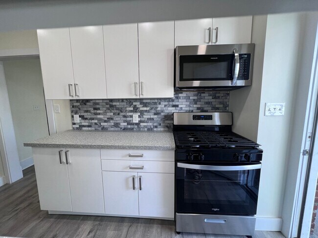 Foto del edificio - Updated 2BR house with Garage!