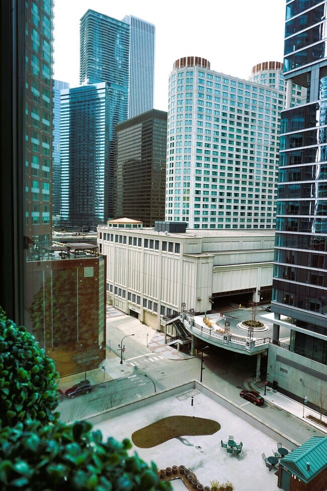 Building Photo - 440 N McClurg Ct