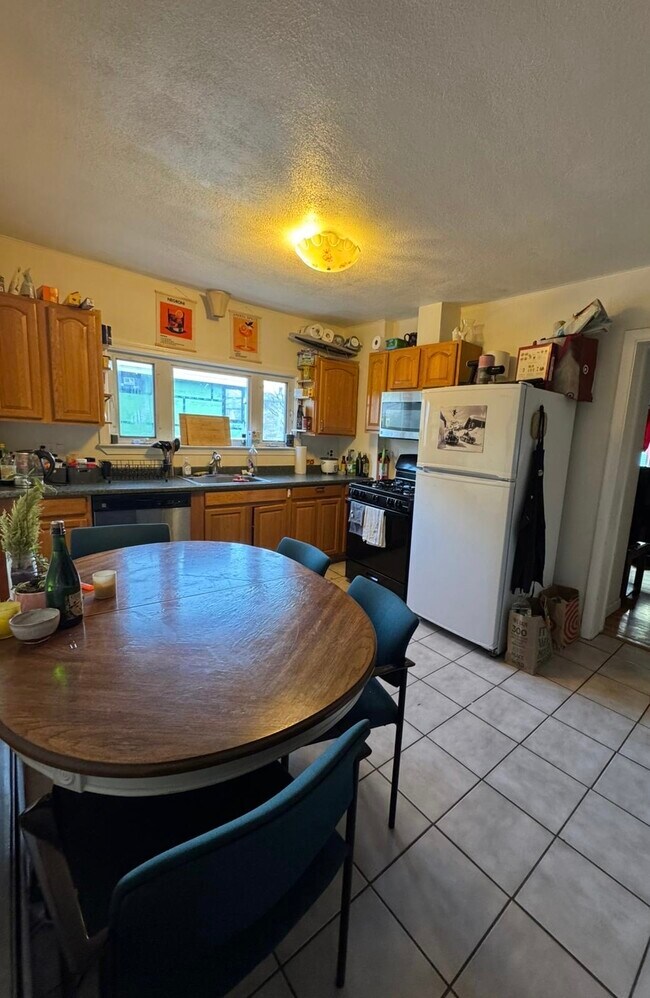 Building Photo - 19 Hunting St