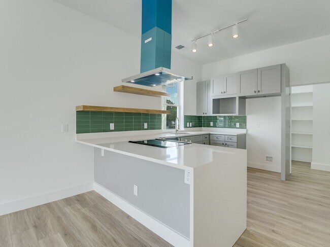 Building Photo - 606 S Hackberry St