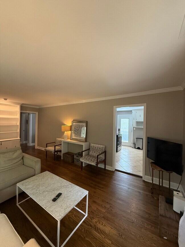 Sala de estar principal con vista a la cocina. - 3315 Dumas Dr