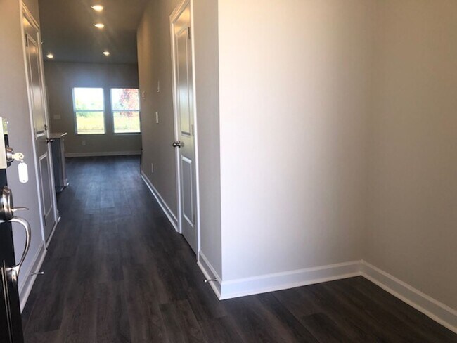 Foto del edificio - Newer Townhome with 1 Car Garage in Braemar Village! COMING SOON!