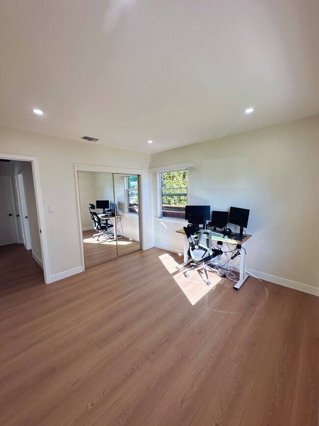 Foto del edificio - 345 N Broadmoor Ave