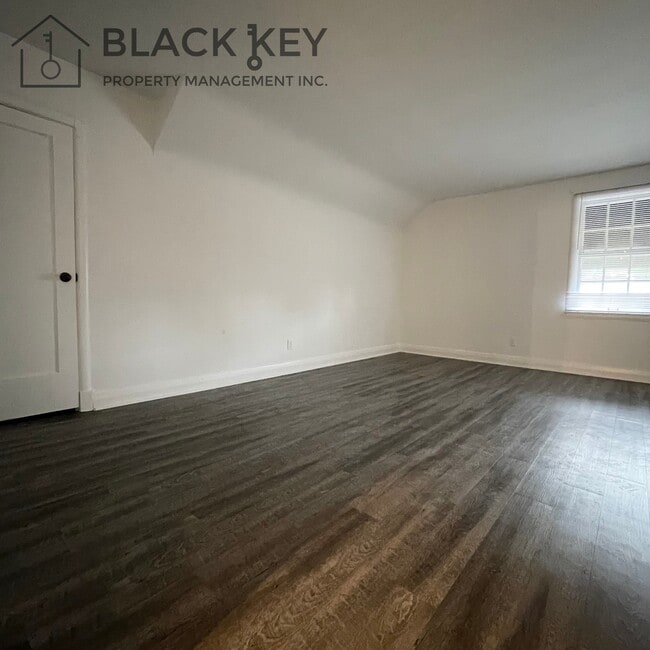 Building Photo - 564 Queens Ave