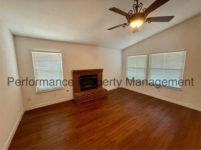 Foto del edificio - Beautiful 3 Bed/2 Bath NW Bakersfield Home...