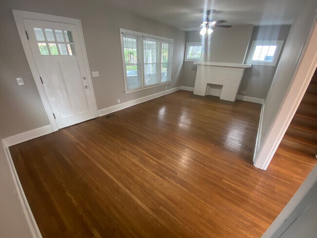 Building Photo - 4 Bedroom- Grandview