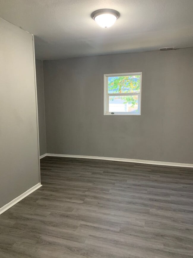 Building Photo - Available now  2 bedroom 1 bathroom home