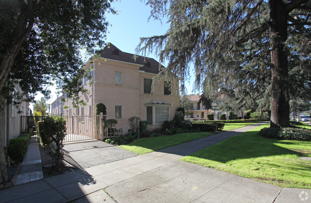 Building Photo - The Chateau