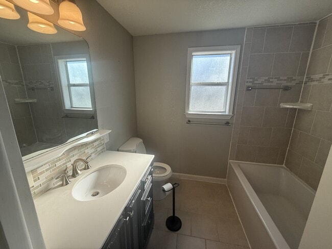 Building Photo - 939 E 6th