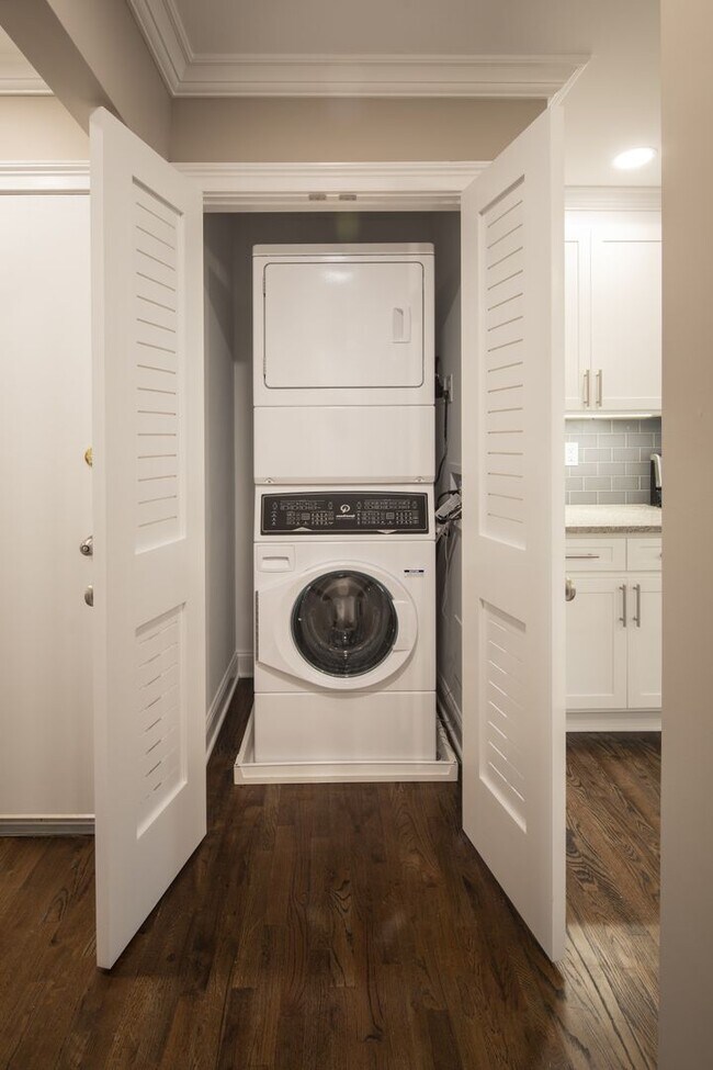 Foto del interior - Westwood Manor: In-Unit Washer & Dryer, Co...