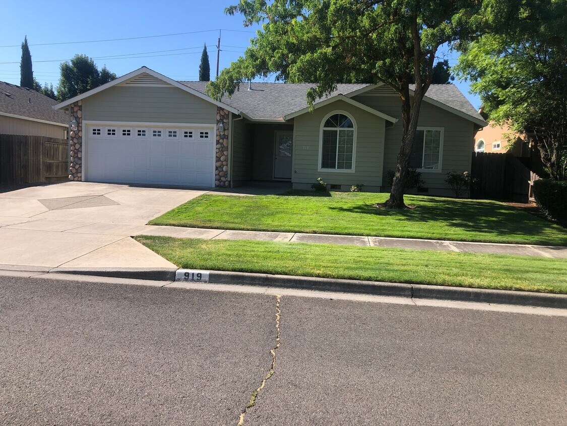 Foto principal - This beautifully maintained 3 bedroom, 2 b...