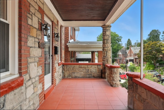 Foto del edificio - "Charming 3-Bed Retreat with Gleaming Hardwood Floors on Beacon Hill Avenue!"