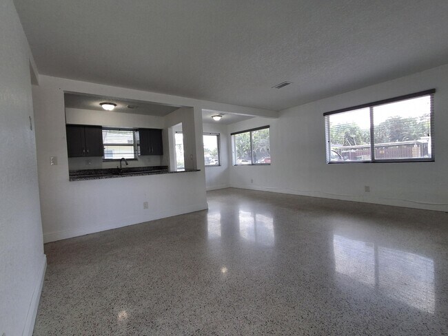 Foto del edificio - 1624 NE 25th St