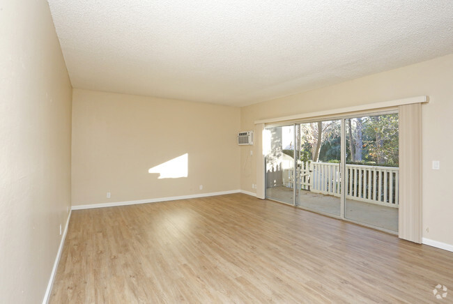 Townhouse Living room d - Lake Vasona Manor