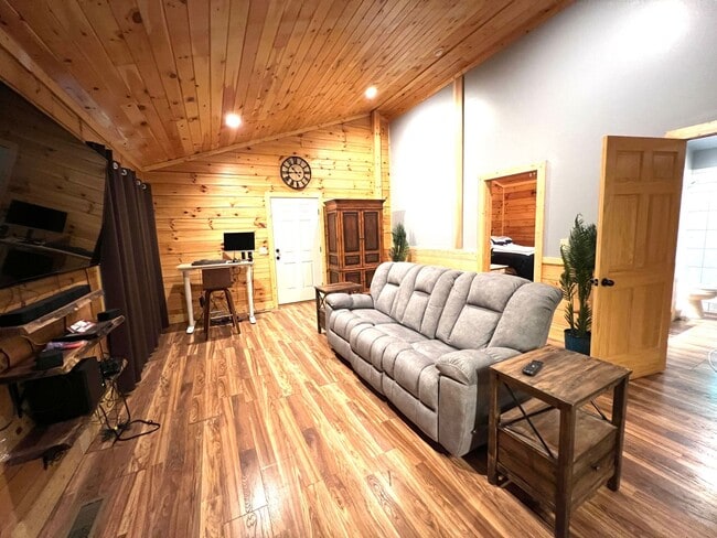 Building Photo - FULLY FURNISHED WITH ACCESS TO BEAUTIFUL L...