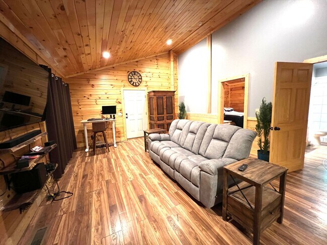 Foto del edificio - FULLY FURNISHED WITH ACCESS TO BEAUTIFUL L...