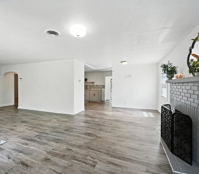 Building Photo - 419 S Collett St