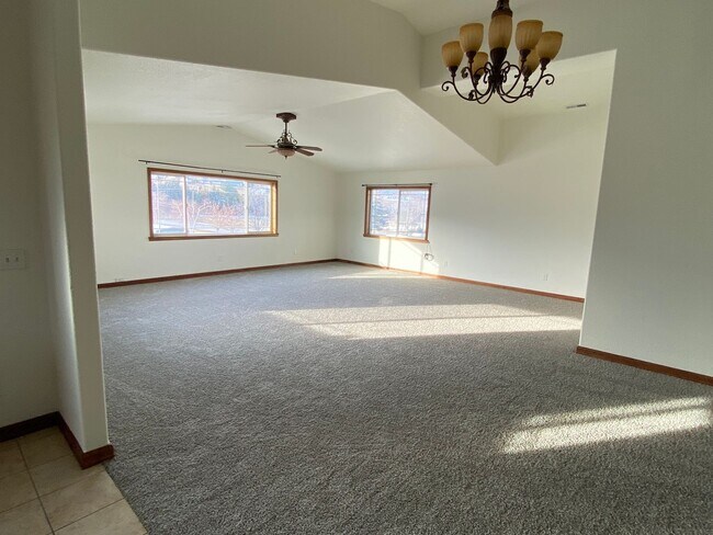 Foto del edificio - Spacious 2500 sq ft Apartment with Breathtaking Views!!