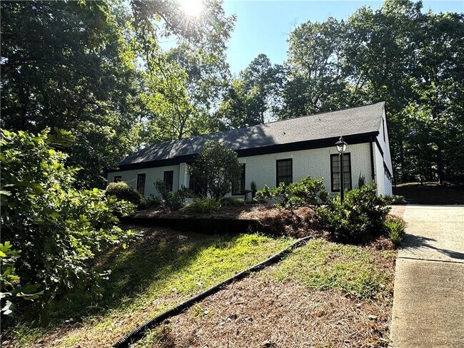 Building Photo - 304 River Valley Rd NW