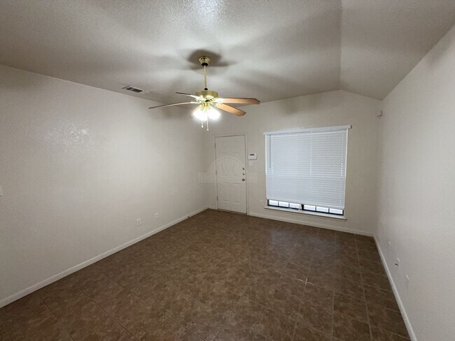 Building Photo - 1107 Cinch Dr
