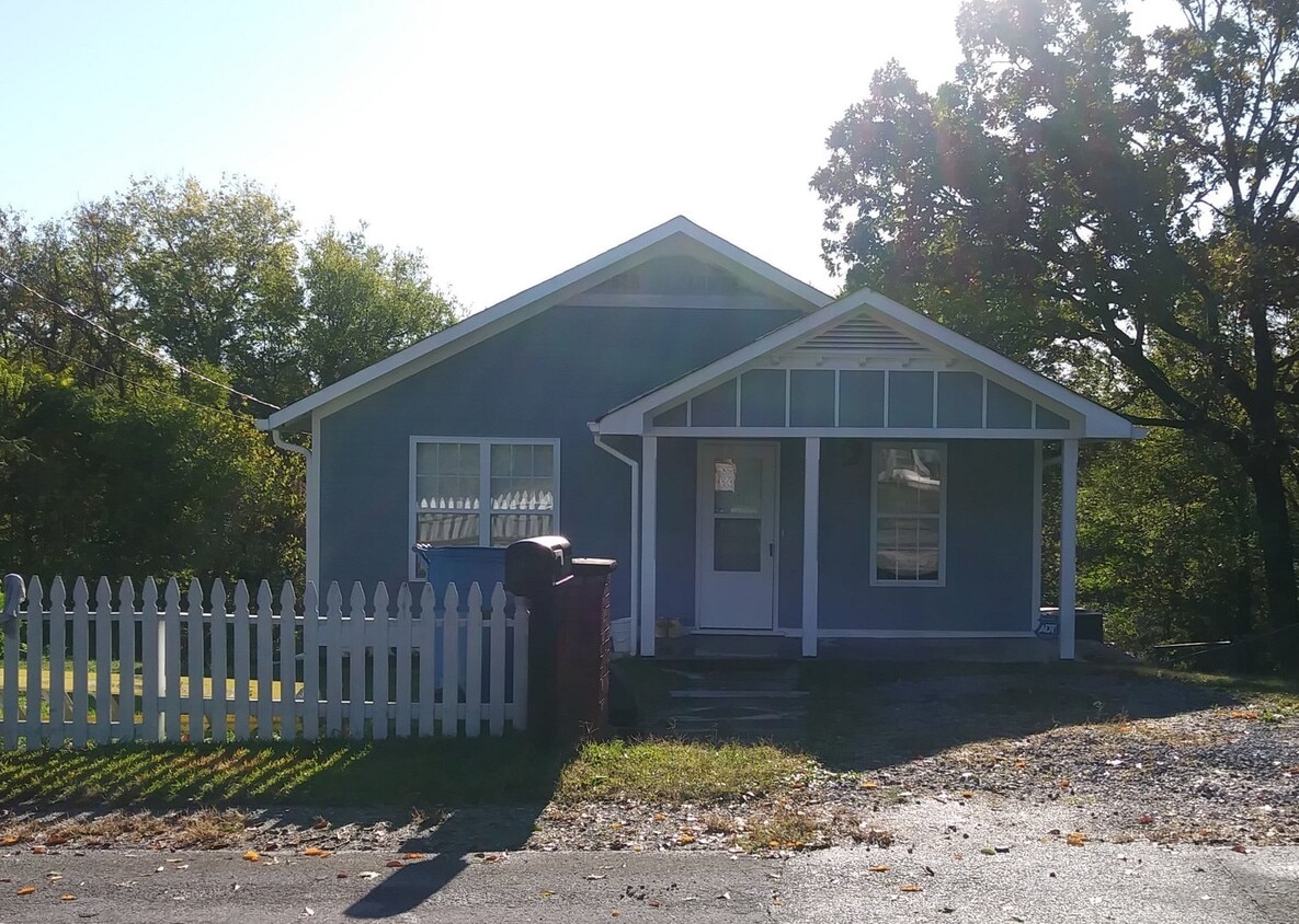 Primary Photo - 2 Bedroom 2 Full Bathroom House Minutes fr...