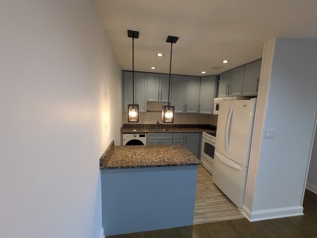 Building Photo - Spacious 3BR / 2BA Condo in Buffalo Grove private balcony, fireplace - Rent includes Heat,  Water...