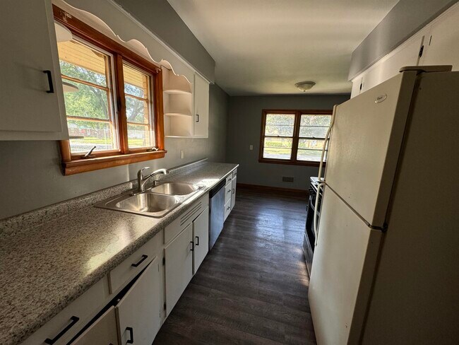 Building Photo - 2220 Midway Dr